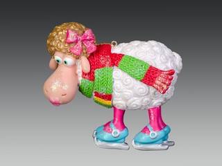 Овца в красно-зеленом шарфе на коньках, 8х5х8 см